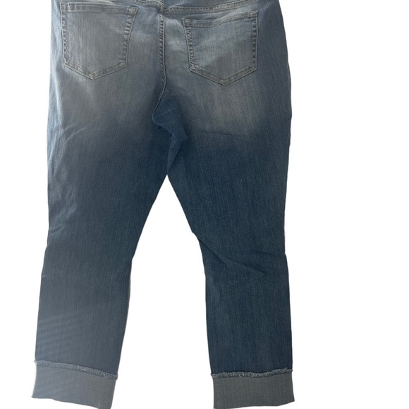 22. NWOT Torrid Premium Boyfriend Med Wash Distressed Jeans Size 10 - Picture 3 of 7